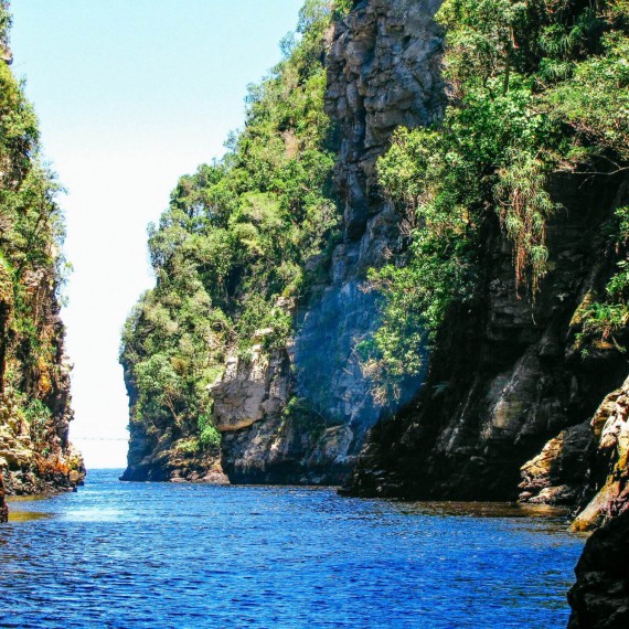 Řeka Storm do oceánu vtéká úzkým kaňonem.