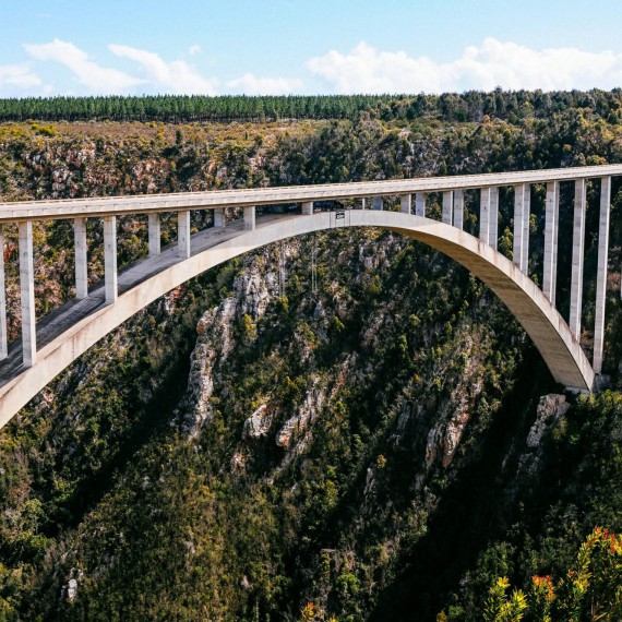 Na mostě Bloukrans se podíváme na odvážlivce, kteří se vrhnou na bungee laně do hloubky 216 metrů.