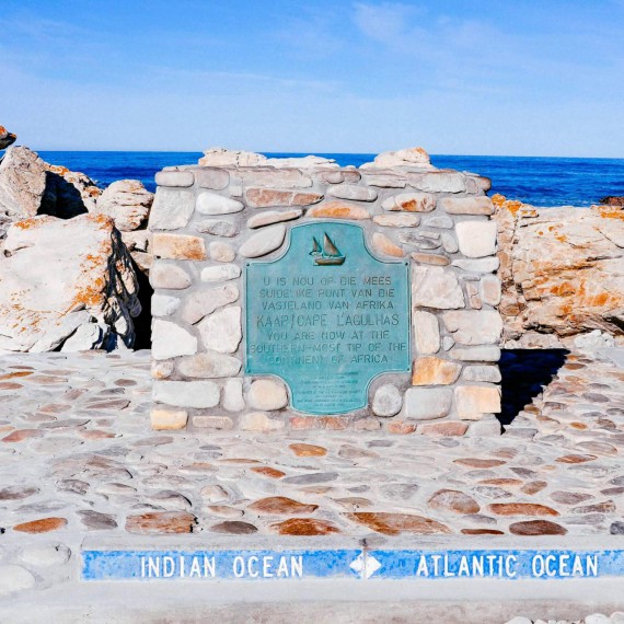 Zde se i pomyslně mísí dva oceány – teplý Indický a studený Atlantický.