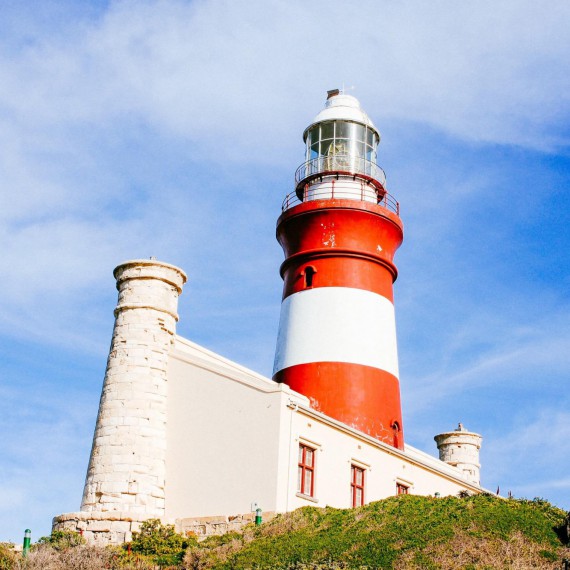 Nedaleko Střelkového mysu stojí historický maják.