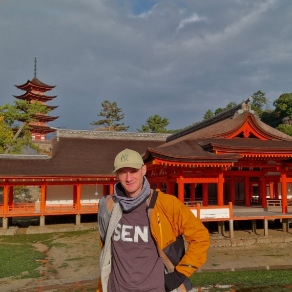 Chrám Itsukušima na ostrově Mijadžima a SEN průvodce.