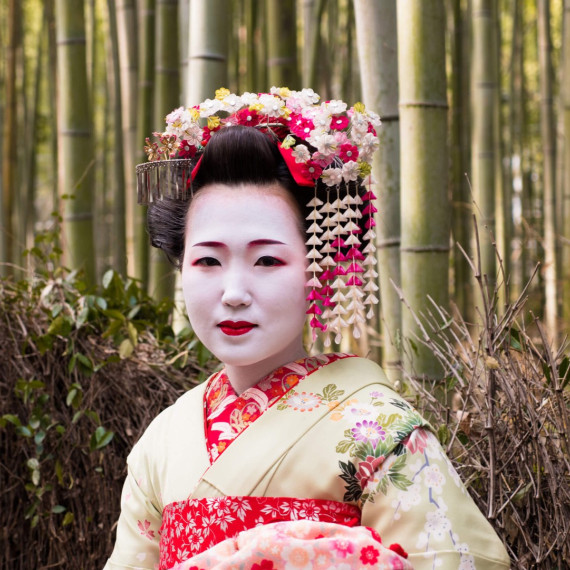 Gejša v bambusovém háji Arashiyama.