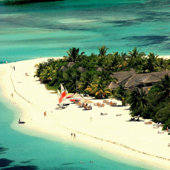 Na krásné sněhobílé pláži máte také areál vodních sportů s půjčovnou kajaků, padleboardů či vodních skútrů a mnoha dalších krásných zážitků!