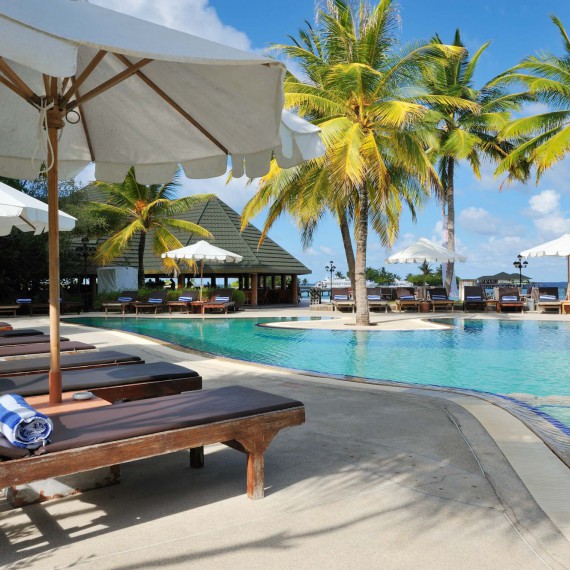 Kde jinde si přečíst knihu nebo si odpočinout, než na lehátku u bazénu?