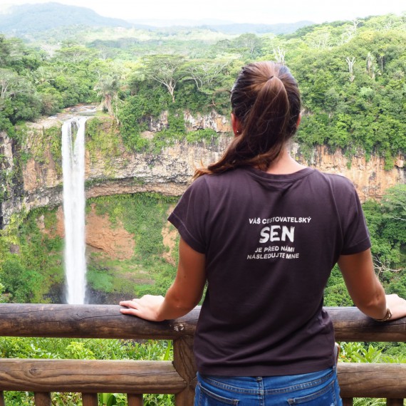 Vodopád Chamarel teče z výšky 83 metrů a obklopuje ho bujná zeleň