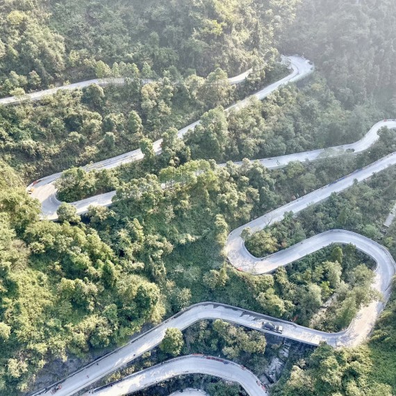 Nejslavnější serpentiny Číny - 99 zatáček 