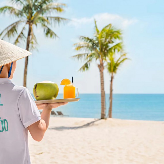 Čerstvý kokos až na plážové lehátko