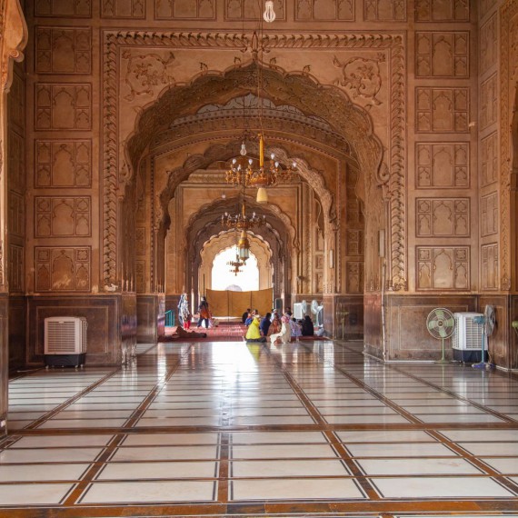 Mešita byla postavená vládcem Aurangzébem v roce 1673, její stavba trvala dva roky. Tato mešita je unikátní ukázkou mughalské architektury, jejíž exteriér sestává z dekorovaného červeného pískovce s mramorovými vložkami.