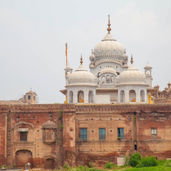 Mughalský architektonický styl mešity je ovlivněný perskými prvky na rozdíl od starších mešit v Lahore