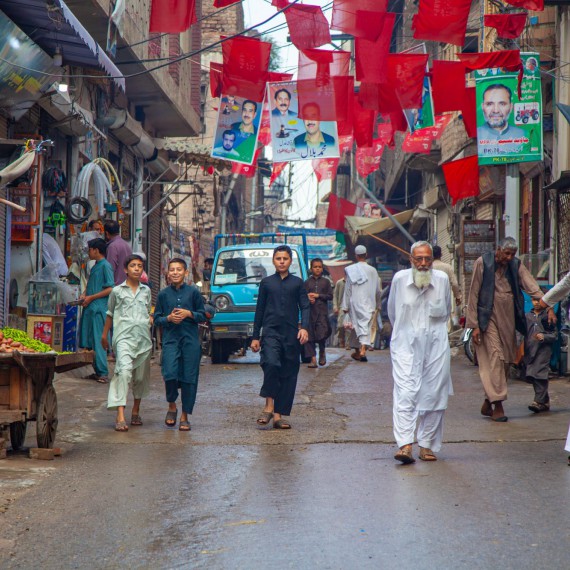 Město, které bylo ovlivněné mnoha náboženstvími i jejich vládci, je v současnosti jedno z pákistánských míst s největším sociálním liberalismem, progresivismem a kosmopolitismem