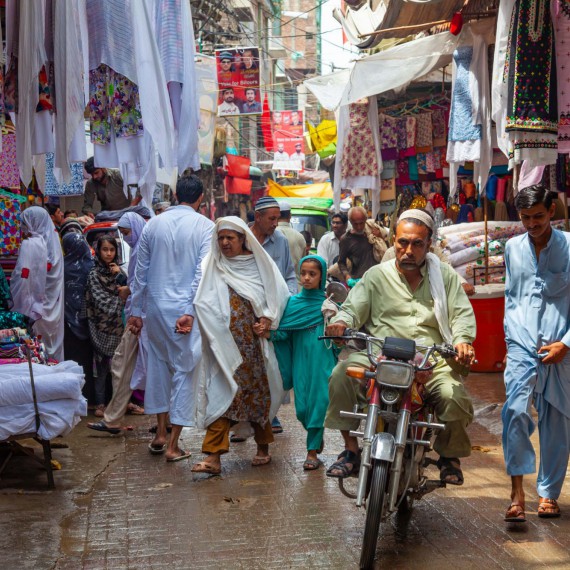 Ulice jsou rušné, špinavé, rozbité, plné lidí, kteří se někam přesouvají, ale zároveň jsou plné barev, vůní, chutí a všeho co Vás napadne