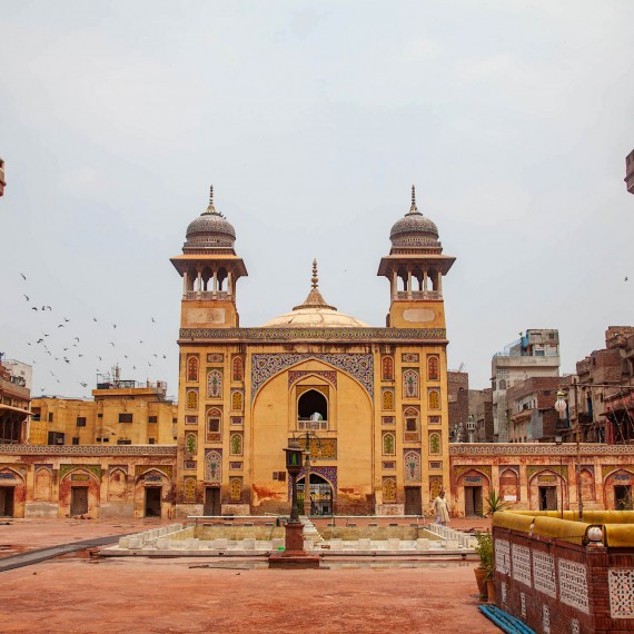 Wazir Khan se považuje za nejvíce ornamenty dekorovanou mešitu Mughalské říše, je známá zejména díky své spletité fajánsové dlažbě známé jako Kashi-Kari