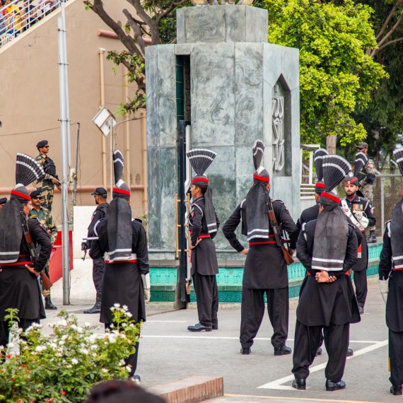 Po silné ukázce patriotismu obou zemí a uzavření hranice, se brána mezi zeměmi zavírá a otevírá se až ráno následujícího dne 