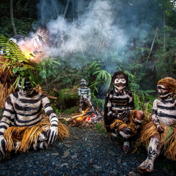 Tradiční hořící čelenky kmene kostlivců