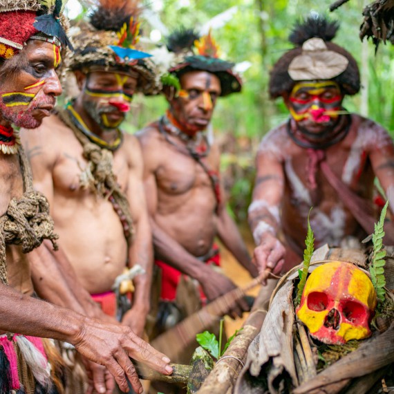 Kmeny mají rozdílné masky, vzory i totemy 