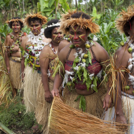Kmeny mají rozličné oděvy i zvyka a jazyk 