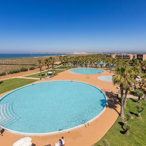 Venkovní bazény luxusního hotelu Salgados