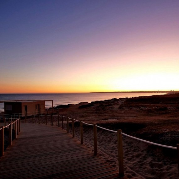 Po dobré večeři pokračuje rande na pláži