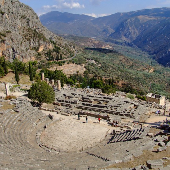 Málokteré starověké město má tak nádhernou polohu jako Delfy, jsou položeny v hornaté krajině starobylé Fokáie, a z divadla budete mít husí kůži