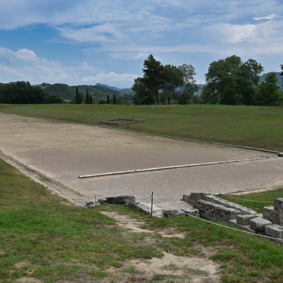 Slavný stadion v Olympii, kde se konaly první olympijské hry. Zaběháte si stejně jako starověcí atleti?