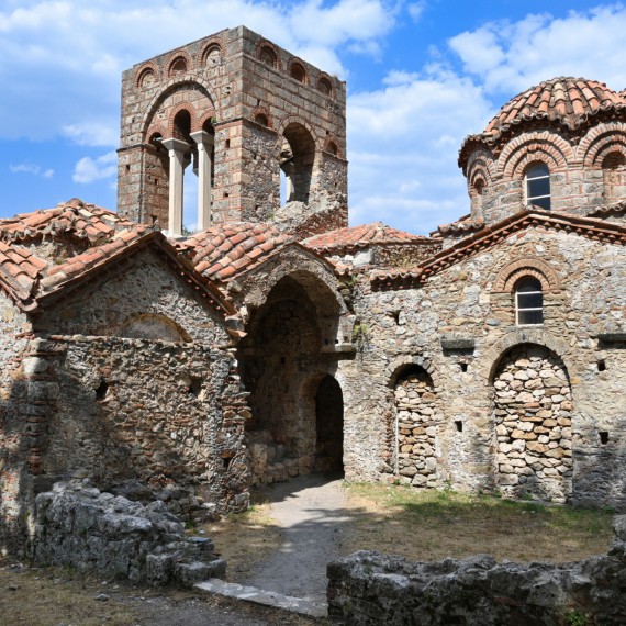 Mystra je zapomenutým byzantským místem, kde dodnes stojí v tichu několik krásných klášterů, kde budeme snad jediní turisté
