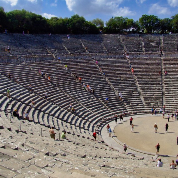 Epidauros má nejdokonalejší řecké divadlo a my si v něm posedíme, abychom si vychutnali pohled na to, co Řekové dokázali