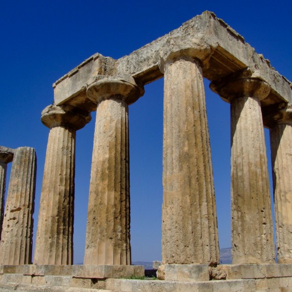 Slavný Apollónův chrám v Korintu leží jen pár kilometrů od dnešního průplavu.