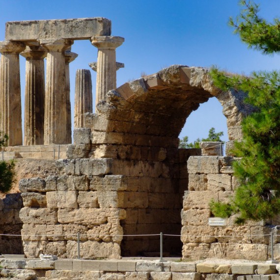  Dnes již není starověký Korint tak obrovský, ale v historii patřil k nejdůležitějším místům starověku, nemůžeme ho na naší cestě vynechat