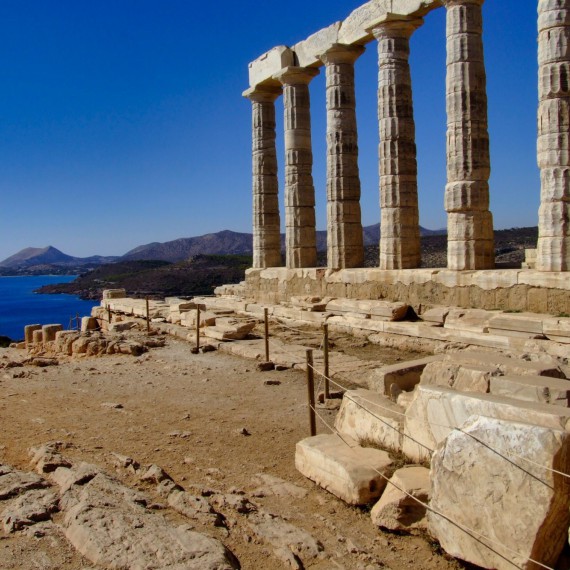 I bůh moří Posedion měl svůj chrám v blízkosti Atén. Věděli jste, že někdy dokonce s Athénou soupeřil o to, kdo bude mít hlavní slovo v Aténách? Už jen podle názvu hlavního města víme, jak to dopadlo.