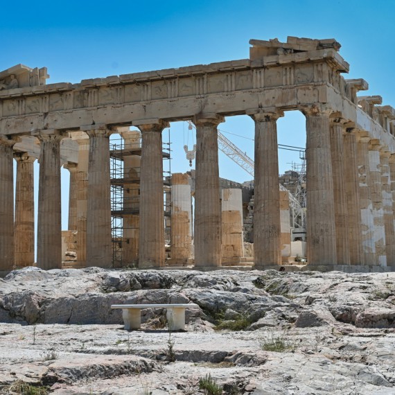 Symbol starověkých i dnešních Athén. Slavný Parthenon, chrám bohyně Athény hrdě ční nad městem a uvidíme ho z těsné blízkosti i z vyhlídek
