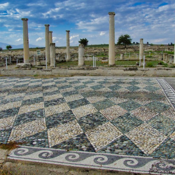 Starověká Pella asi není nejznámějším místem Řecka, ale víme, proč sem míříme, přesně tady se totiž narodil Alexandr Veliký!