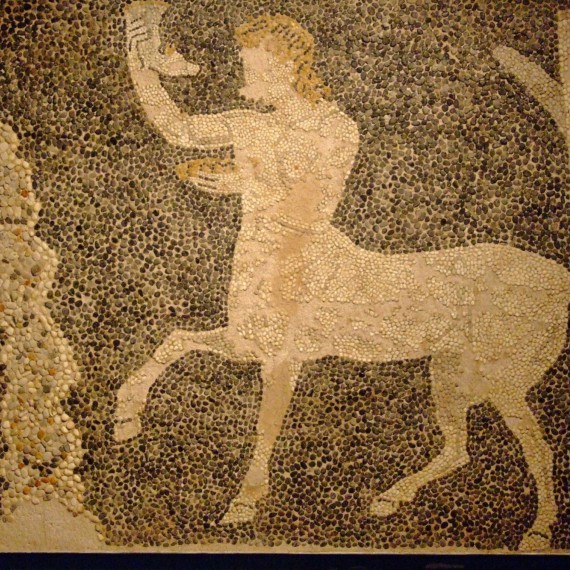 Podle legend se kdysi řeckými pláněmi proháněli Kentauři, dnes na ně naleznete vzpomínky ve starověkém umění, jako třeba je mozaika v Pelle