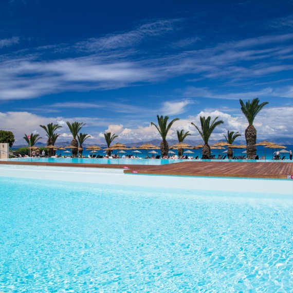 Luxusní resort Ixian Grand má 3 velké bazény 