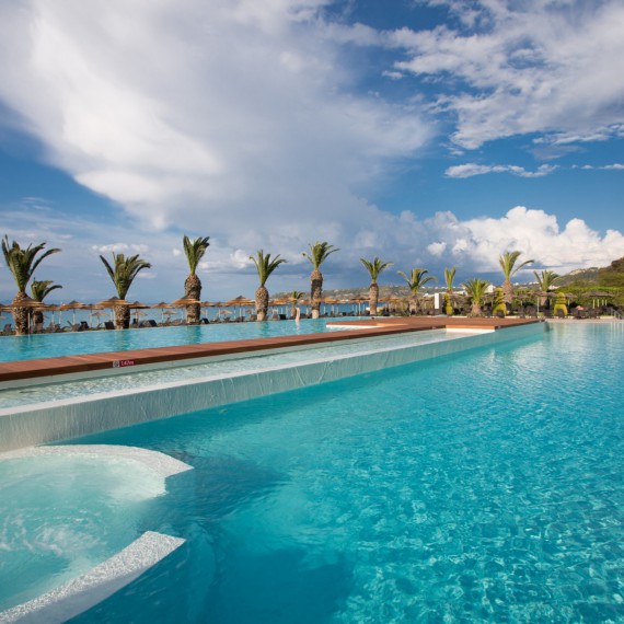 Relax v bazénu s výhledem 