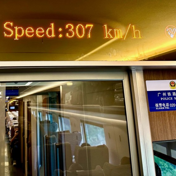 Rychlá a pohodlná cesta na jih Číny za dalšími dobrodružstvími. Také každý přestup na tomto zájezdu je slušným zážitkem.