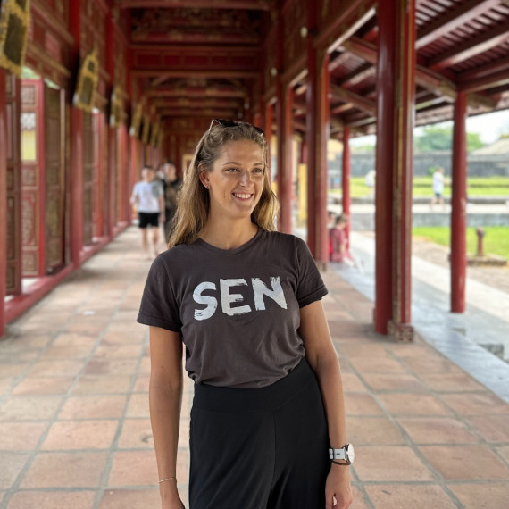 Průvodkyně SEN v historické chodbě císařského paláce v Huế