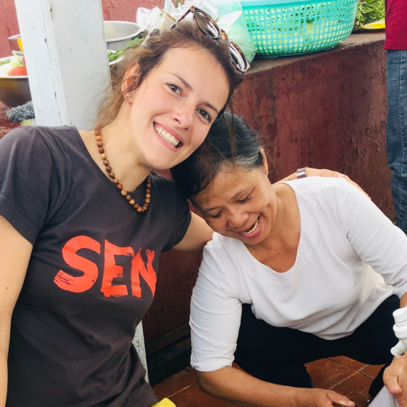 SEN průvodkyně s místní Vietnamkou.