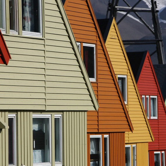 Barevné domečky Longyearbyenu.