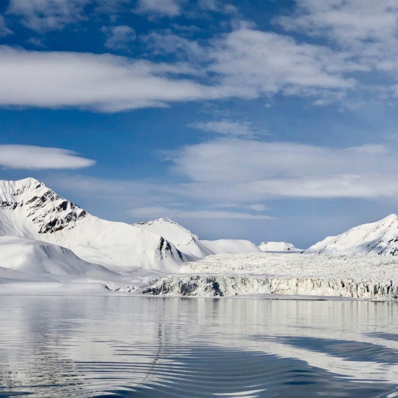 Krásná bělomodrá krajina