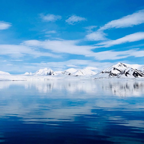 Plavíme se do Barentsburgu a z lodi si užíváme tyto výhledy.
