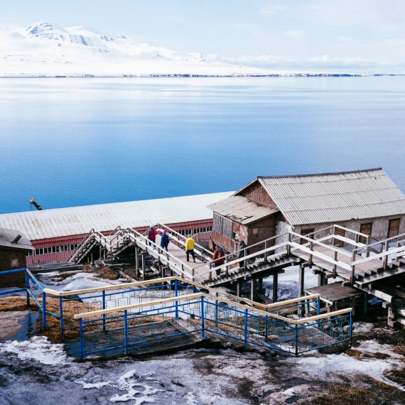 Dřevěné schody z přístavu až do centra města.