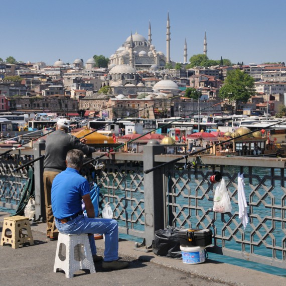 Rybáři na Galatském mostě v Istanbulu 