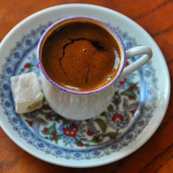 Ochutnáte pravou tureckou kávu v příjemné kavárničce? Istanbul je na podobné radosti života jako stvořený.