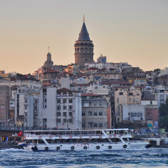 Zapadající slunce přidá Istanbulu na romantice, pokud přijedete vpodvečer na nábřeží Eminönü, užijete si takovýto krásný výhled na Galatskou věž