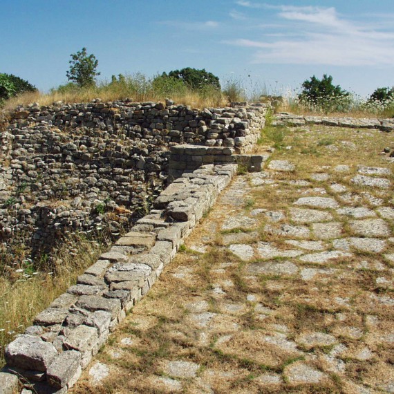 Představovali jste si takto legendární Troju? Fascinující ruiny vypraví vlastní příběhy. Kde přesně se našel Priamův poklad, a proč máte pocit, že některé části Troje stále nejsou vykopané?