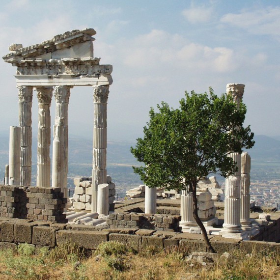 Starověký Pergamon se svou Akropolí a krásnou ruinou Trajánového chrámu, pergamonská Akropole má fantastické výhledy nejen na moderní město Bergama, ale i na okolní krajinu