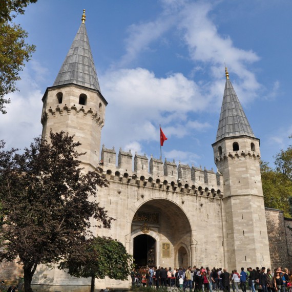 Palác Topkapi byl několik staletí sídlem osmanských sultánů a my nahlédneme za jeho brány, abychom objevili jeho poklady a příběhy harému 