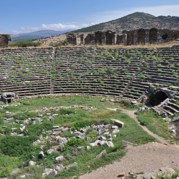 Aphrodisias má svůj obrovský stadion, kam se pohodlně vešly tisíce diváků, aby si prohlédly závody v koňských spřežení. Posadíte se tu i Vy a zkusíte si představit ten výhled?