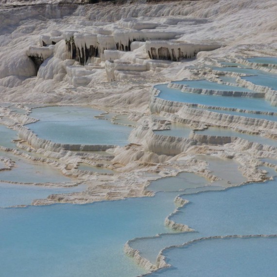 Krása Pamukkale je známá široko daleko, ale zažít toto místo na živo je úplně jiným zážitkem než ho vidět jen na fotografiích