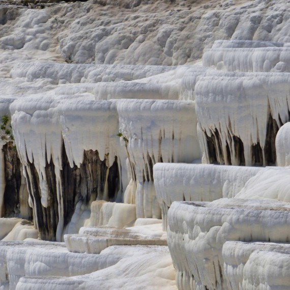 Kdo by neznal známé Pamukkale? Bavlněný hrad, jak zní jeho překlad, je fascinujícím místem, kde uvidíte vše, co dokáže příroda.